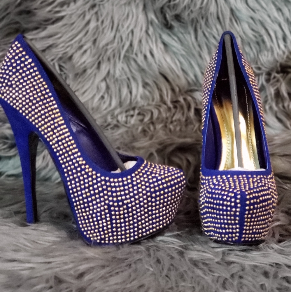 Gold stud blue pump